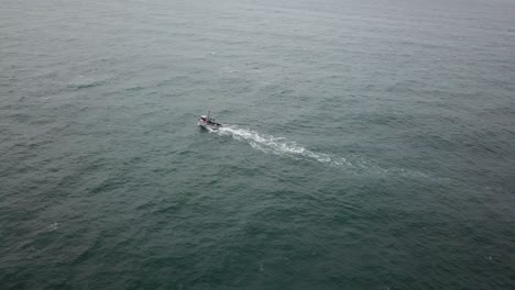 fishing-boat-at-deep-seas