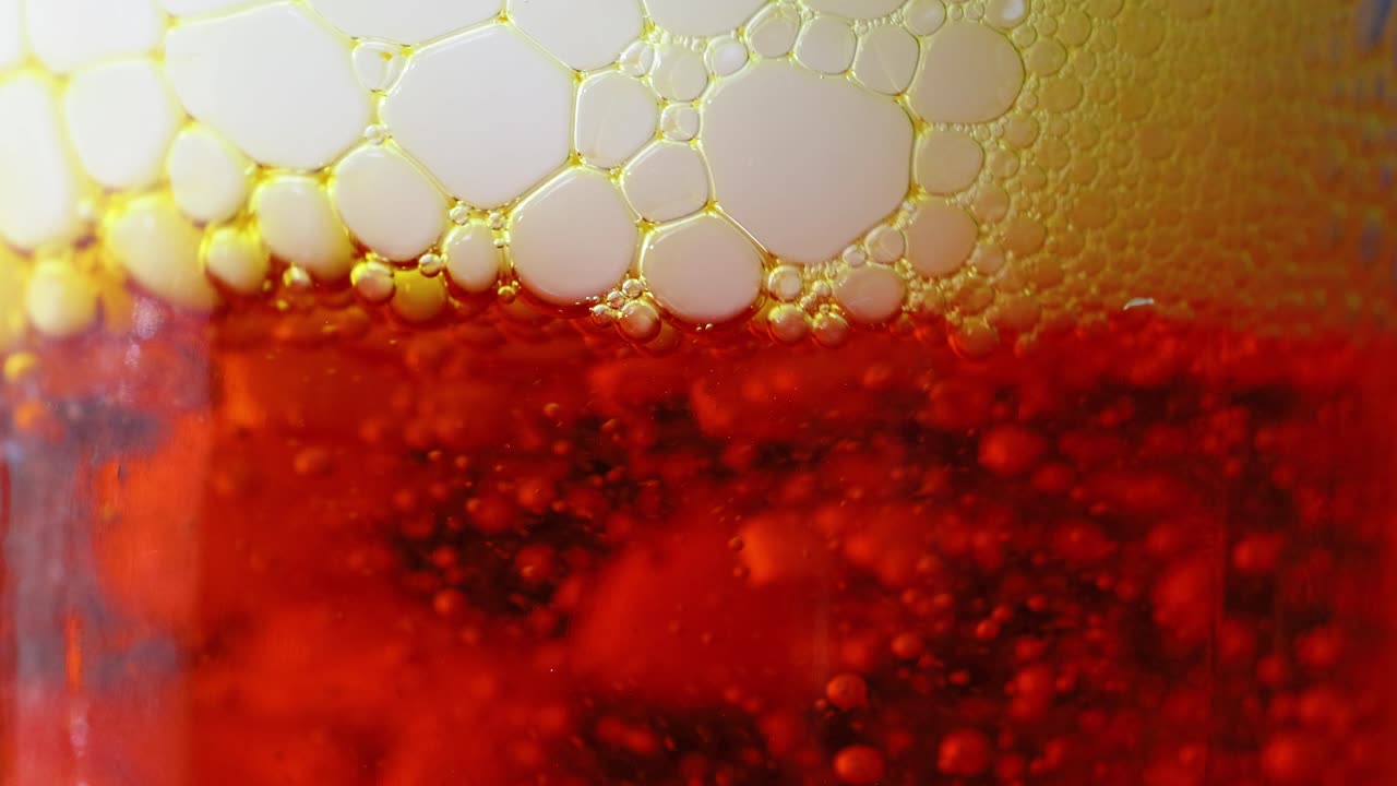 활기찬 거품이 형성되고 은 액체에서 상승하여 생생한 색과 질감으로 역동적인 화학 반응을 나타니다.