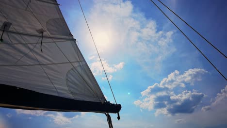 Velero-En-El-Mar-Durante-La-Impresionante-Puesta-De-Sol