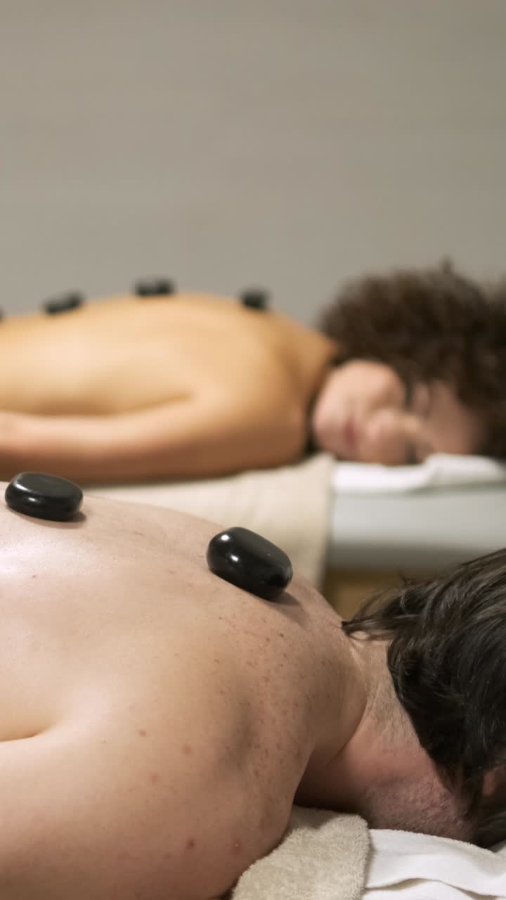 Serie af 6 billeder af folk, der får massage. Vertikal.