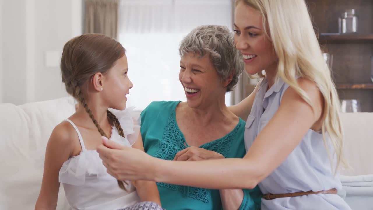 집 에 사는 행복 한 가족