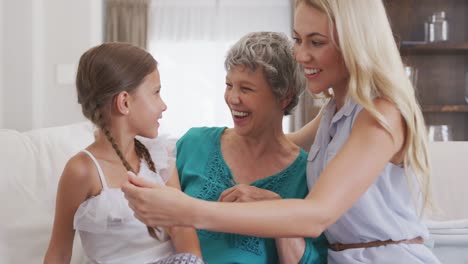 una familia feliz en una casa