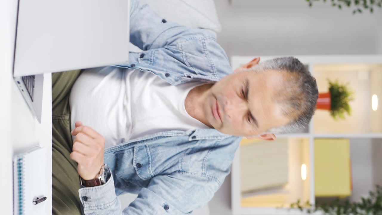 그 남자의 수직 영상은 공황 상태입니다.