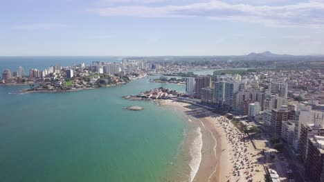 Absteigende-Luftaufnahme-Des-Stadtzentrums-Und-Des-Strandes-Von-Guarapary-In-Brasilien