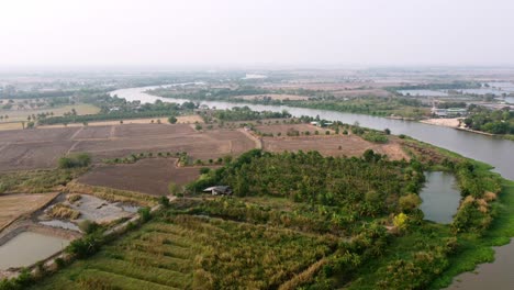 Die-Flugumgebung-Pflanzt-Den-Grünen-Wald-Und-Das-Flussufer