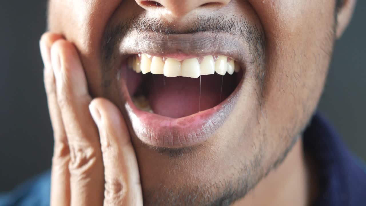 hombre que experimenta dolor en la mandíbula o en los dientes