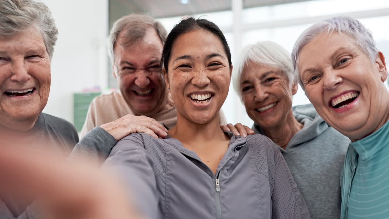 고령 친구들, 셀카와 운동 그룹에서 미소