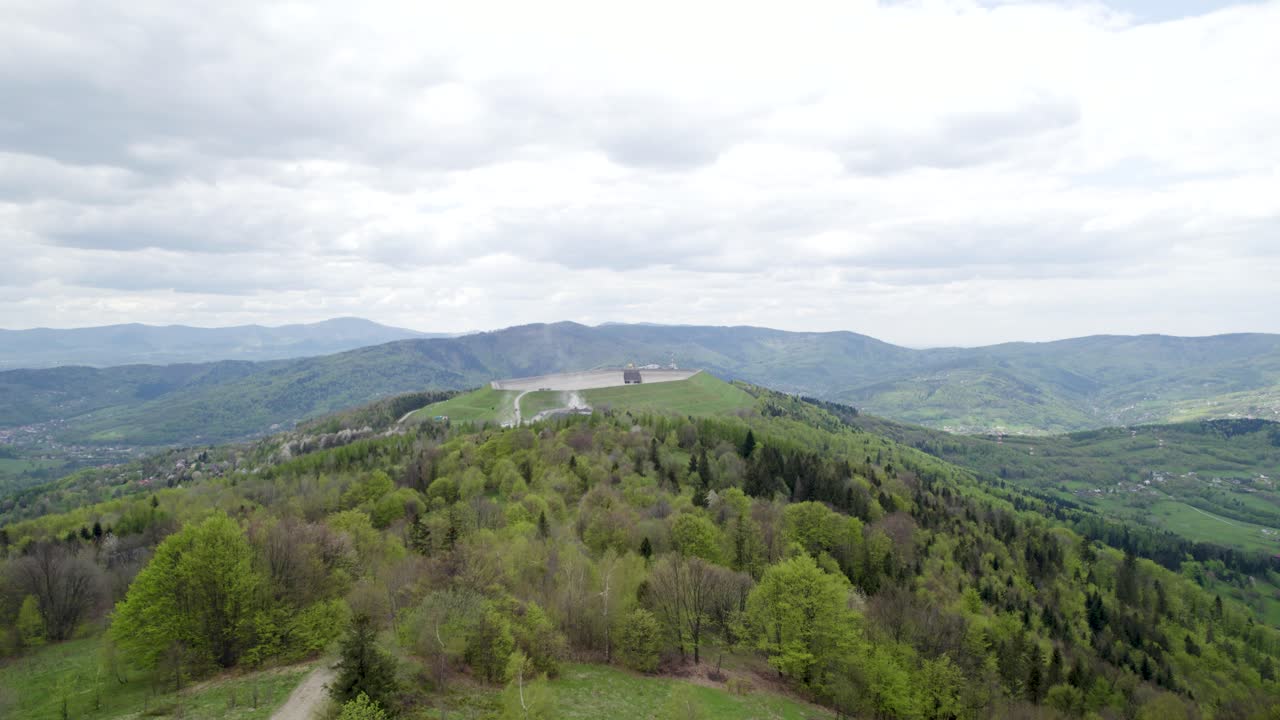 Luftfoto af et stort vandreservoir i bjerge.