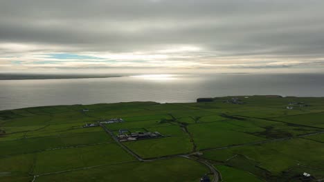 Anillo-De-Drones-De-Kerry-Primera-Luz-Del-Otoño-En-El-Camino-Salvaje-Del-Atlántico