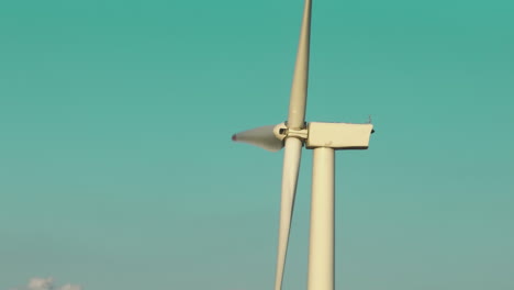 detalle de la turbina eólica contra un cielo despejado