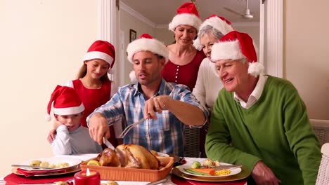 familia de tres generaciones teniendo la cena de navidad juntos