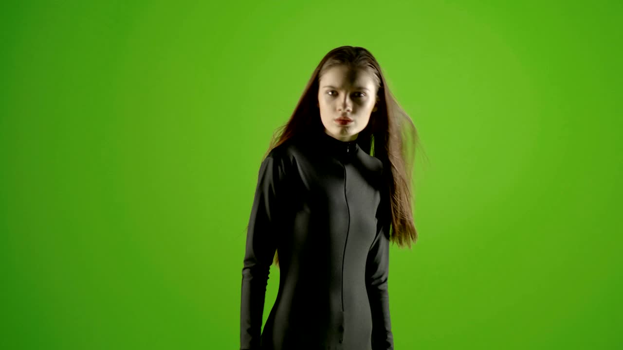 Giovane modella di moda elegante in servizio fotografico in studio professionale su schermo verde - ripreso con Blackmagic URSA Mini in ProRes