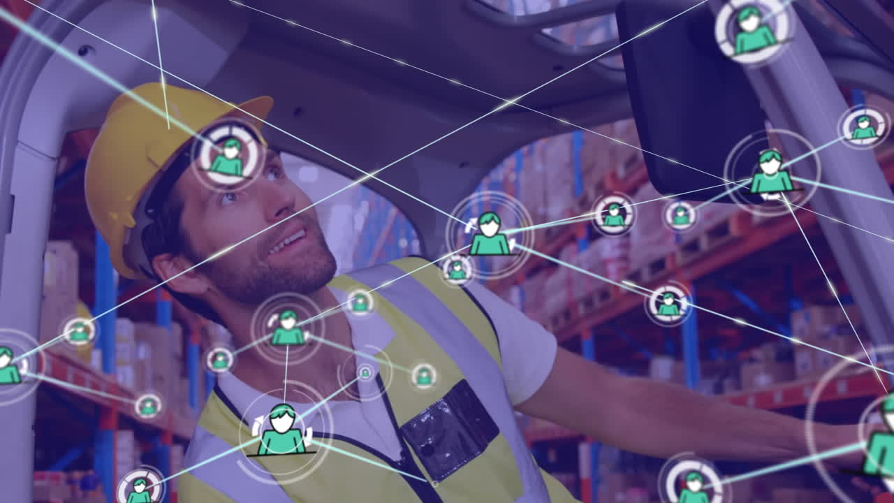 창고에서 포크리프트 차량을 운전하는 백인 남성 노동자에 대한 프로필 아이콘 네트워크