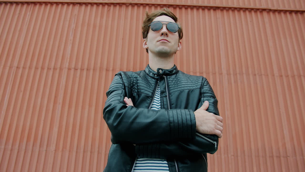 가죽 재과 선글라스를 입은 세련된 남자