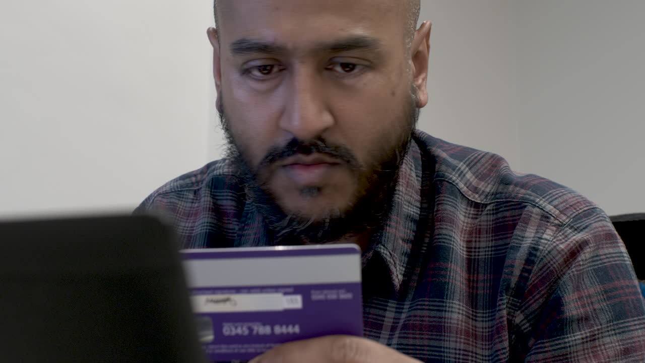 ingresar la información de la tarjeta de crédito en un sitio de compras en línea