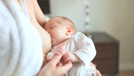 Bebé-Siendo-Amamantado-Por-Su-Madre