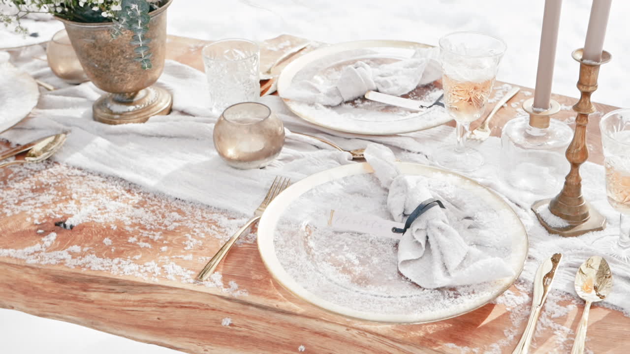 mesa decorada para bodas, diseño rústico de invierno con nieve, al aire libre