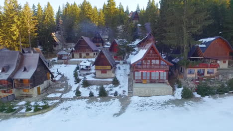 vista aérea del deporte turístico, zona de esquí y complejo recreativo en la montaña jahorina, bosnia y herzegovina