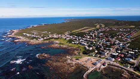 Kleinbaai-Y-Su-Puerto,-Corazón-De-La-Industria-Del-Buceo-En-Jaulas-Con-Tiburones