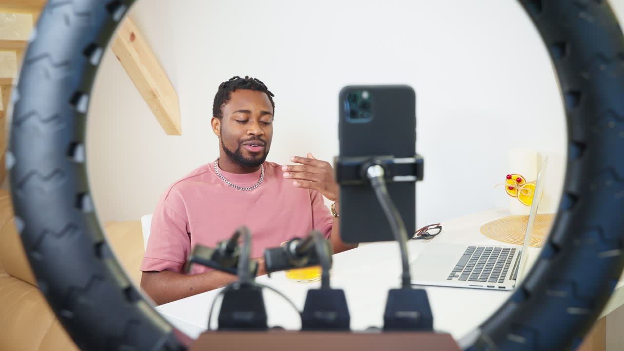 hombre dando una presentación de video usando luz de anillo y teléfono inteligente