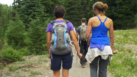 la cámara se desprende de los excursionistas