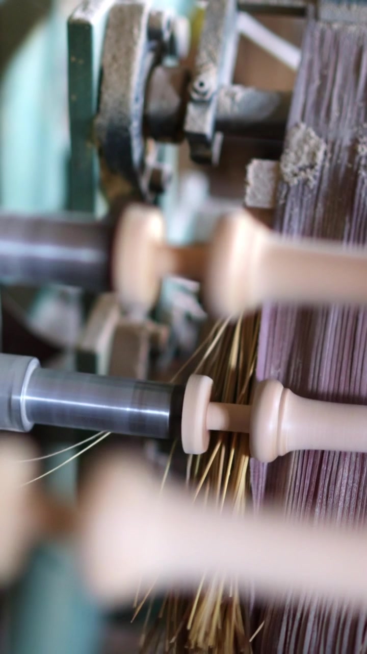 Produzione automatizzata di manici di scopa in legno in una fabbrica.