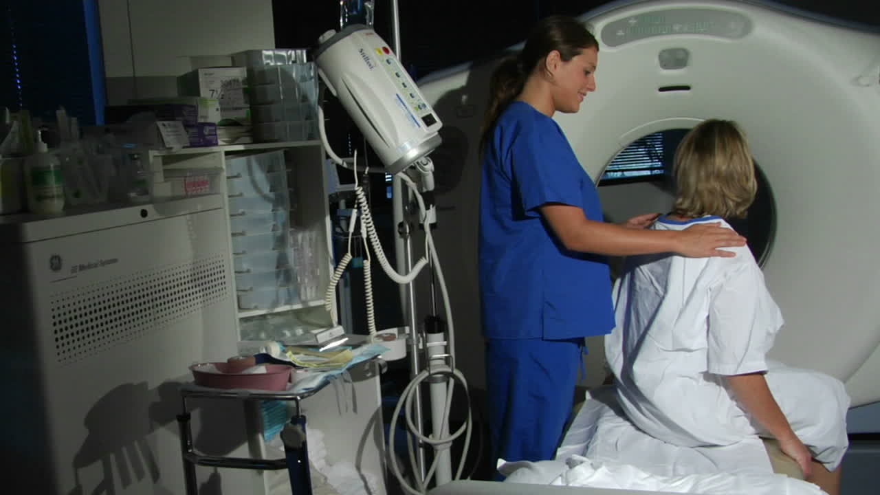 un médico prepara a un paciente para una tomografía computarizada 6