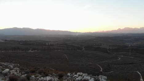 Una-Pareja-Joven-En-Un-Viaje-Por-Carretera-Sentada-Afuera-En-Su-Camión-Al-Atardecer