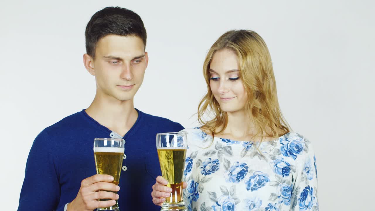 흰색 배경 hd 비디오에 맥주 안경을 쓴 남녀