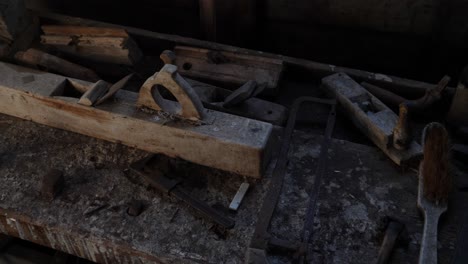 Alte-Holzwerkstatt-In-Einer-Windmühle-Mit-Handhobelwerkzeug-Für-Tischler