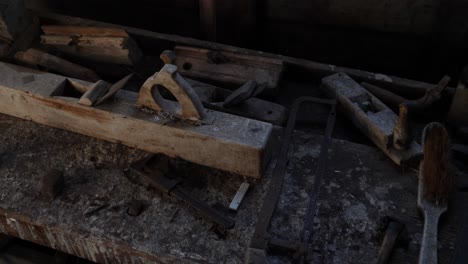 antiguo taller de madera en un molino de viento con herramienta de mano para carpinteros