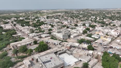 vista aérea de una aldea densamente estructurada cerca de mirpur khas, sindh, pakistán