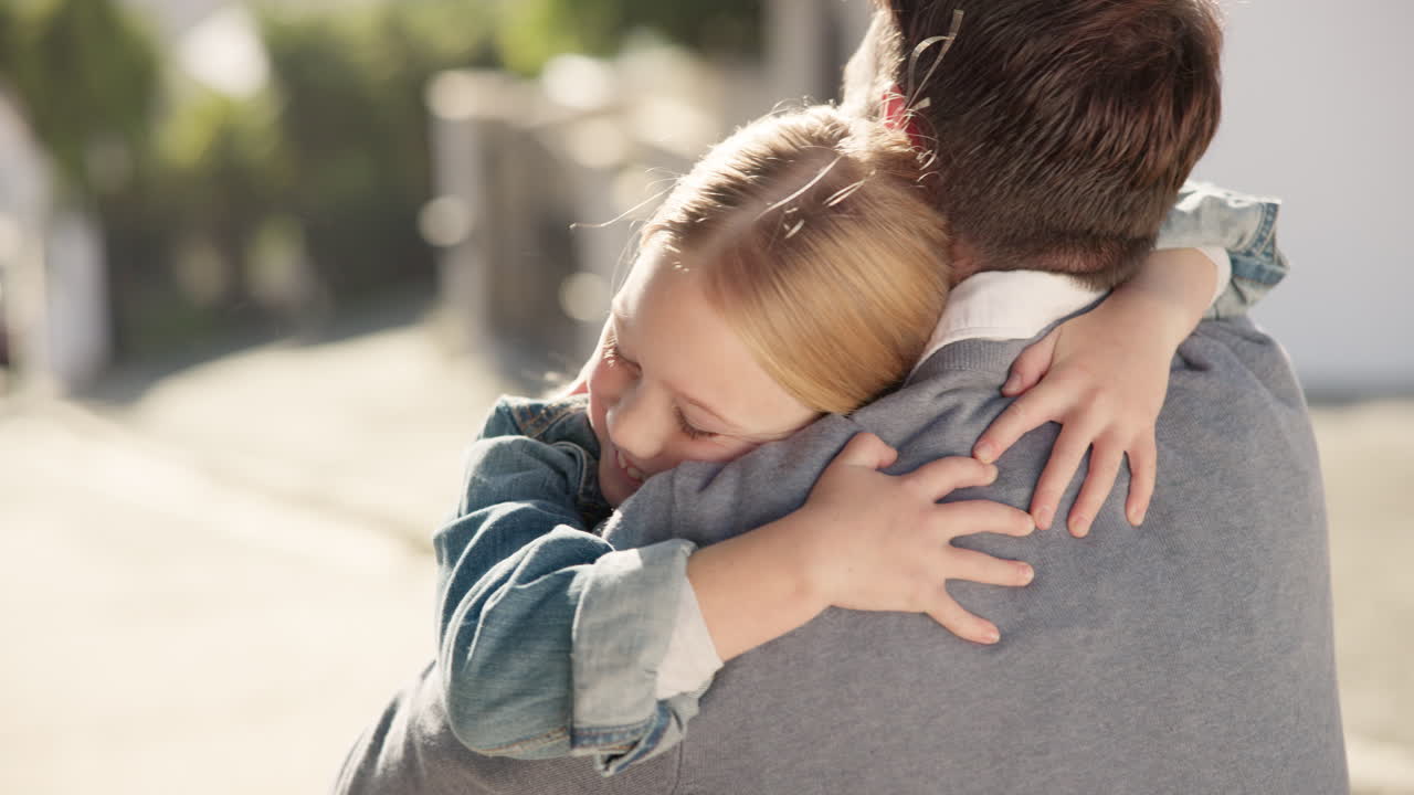 padre, niña y abrazo en la calle al aire libre