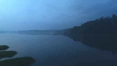 Vista-Del-Lago-Brumoso-Antes-Del-Sol,-Tomas-De-Drones-De-La-Laguna-Brumosa-De-Kerala