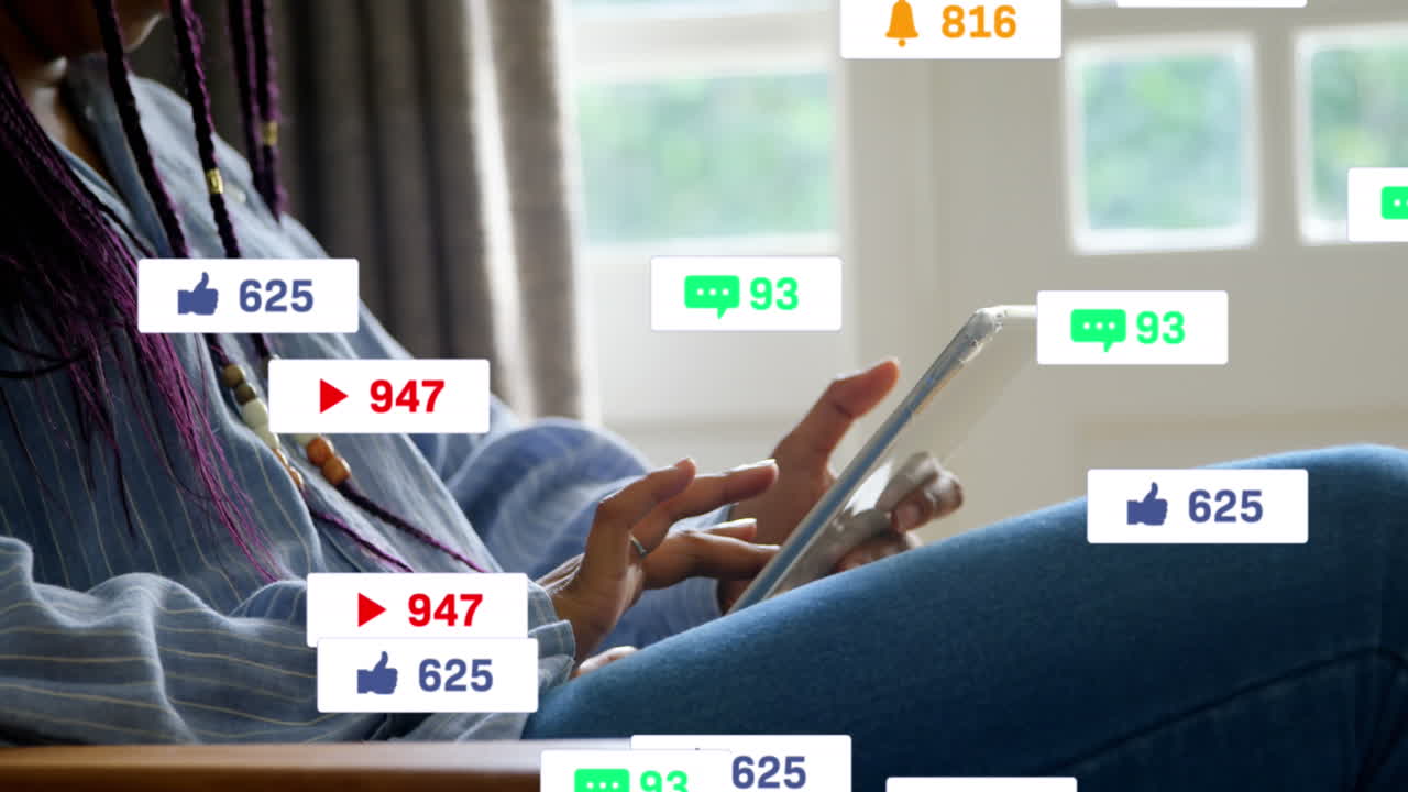 animación de múltiples iconos de redes sociales sobre la sección media de una mujer usando una tableta digital en casa.