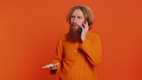 hombre de negocios irritado estresado hablando en dos teléfonos móviles teniendo conversación conflicto pelea