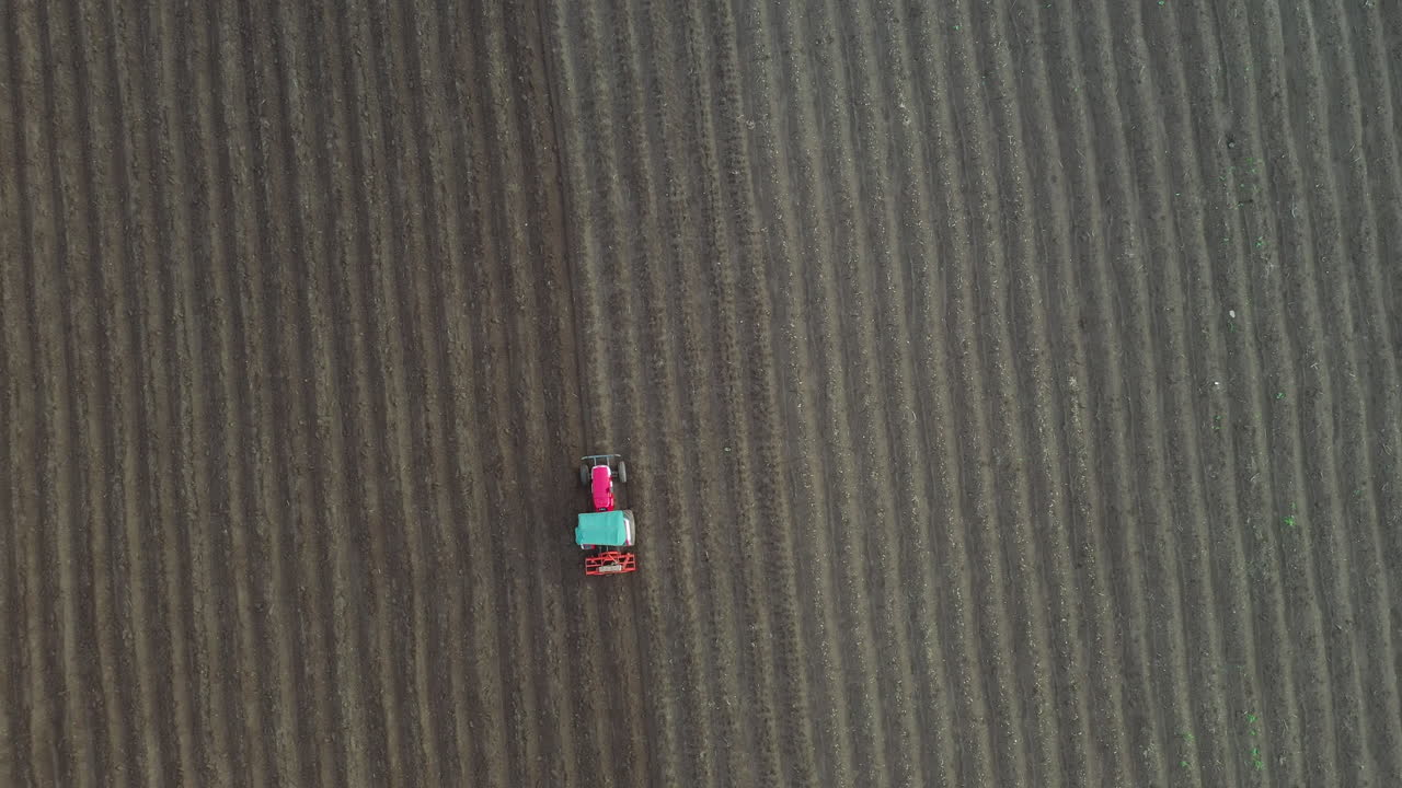 을 고 있는 트랙터 의 공중 사진