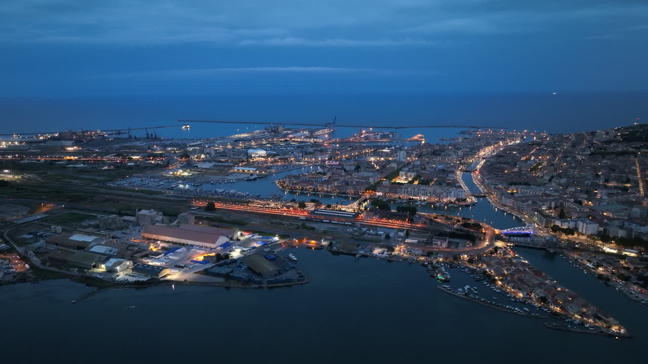 밤의 새의 눈: 세테의 반이는 불빛, 예술적 영혼, 그리고 해양 유산