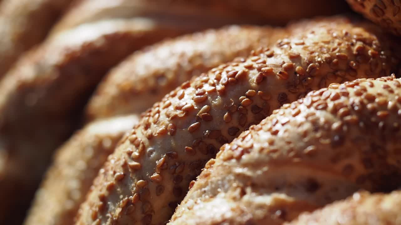 Primo piano di pane simit ricoperto di sesamo