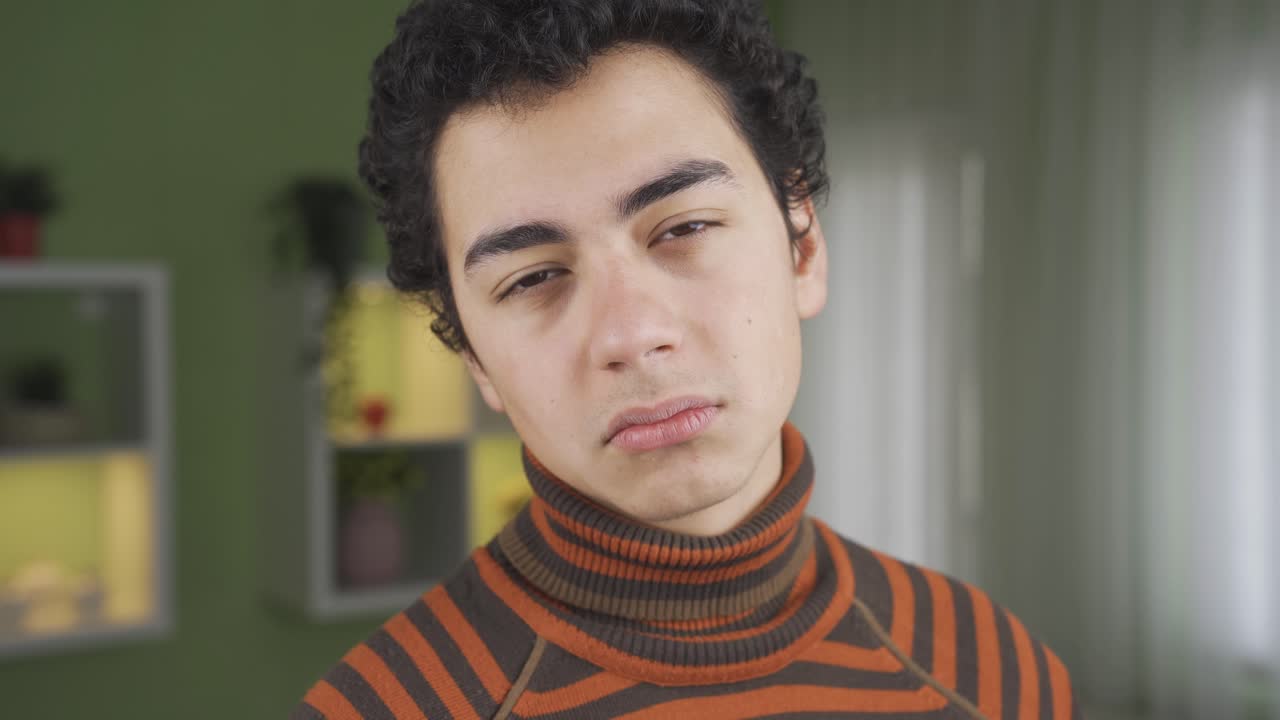 un joven frustrado y triste, sintiéndose deprimido.