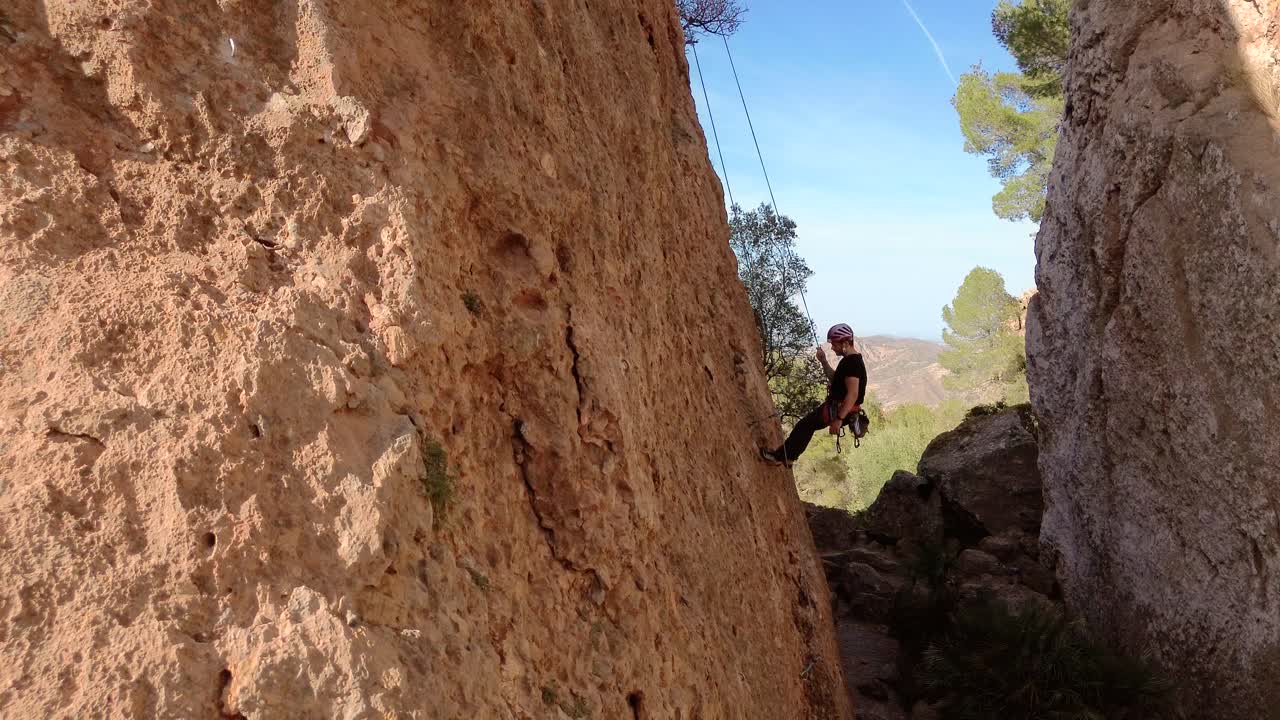 hombre escalando roca vista aérea de deportista rapelando montaña en la panocha, el valle de murcia, españa mujer rapelando por una montaña escalando una gran roca