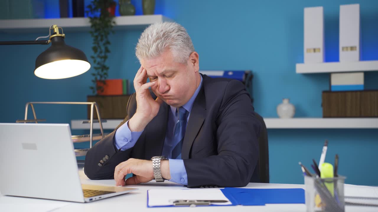 시간 압박에 시달리는 까다로운 사업가