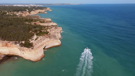 Carreras-De-Lanchas-Rápidas-En-Aguas-Profundas-Del-Océano-Azul,-Algarve-Portugal-Cerca-De-Las-Cuevas-De-Benagil