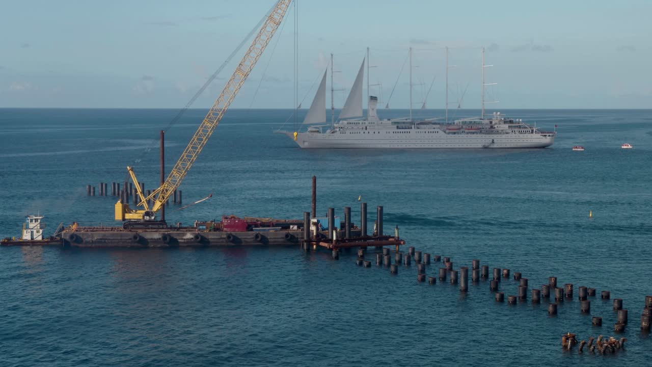 건설중인 선박 터미널, 부두 및 말뚝에서 제자리로 이동하는 크레인 바지선
