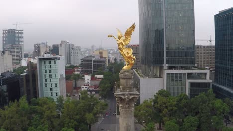 El-ángel-Del-Monumento-A-La-Independencia-En-Un-Día-Nublado