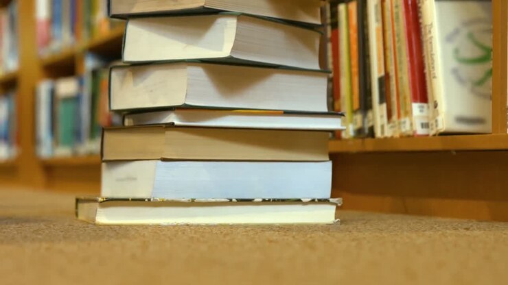 Una pila de libros de biblioteca