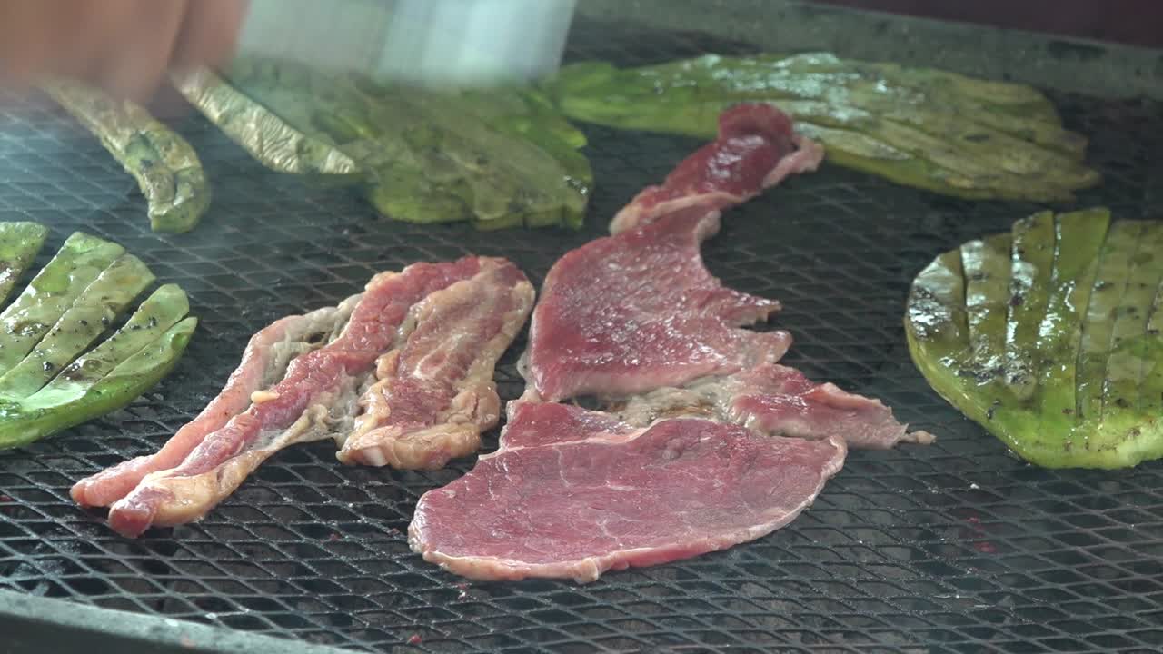 그릴에 고기와 선인장