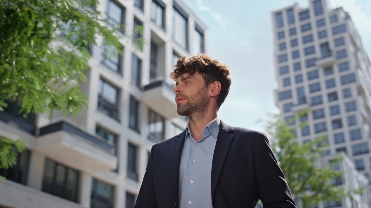 hombre de negocios confiado yendo a la calle en traje de primer plano. hombre barbudo caminando por el centro de la ciudad
