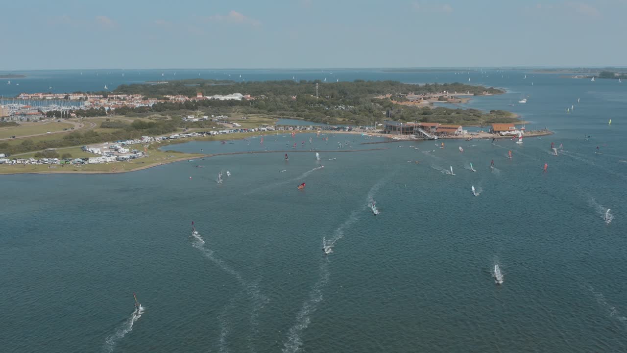 드론 - 섬에 흰 구름이 있는 화창한 날 푸른 물결과 바람이 부는 바다에서 많은 서퍼들의 공중 촬영, 30p