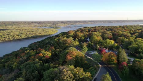 Toma-Aérea-Desde-Las-Colinas-De-Grandview-Drive-En-Peoria-Alturas-Del-Río-Illinois-Durante-El-Otoño